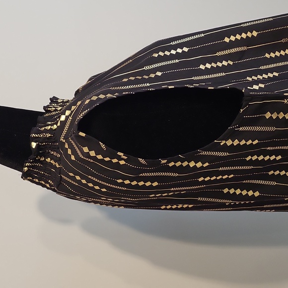 Sleeveless top with smocked neck - Picture 8 of 12